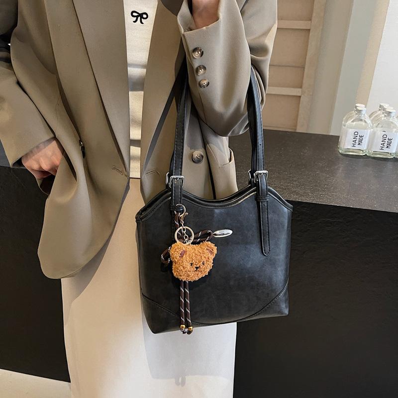 

Модная сумка-тоут большой вместимости, женская трендовая сумка подмышку, новинка осени 2025 года, простая трендовая сумка через плечо 27*9*23 чёрный