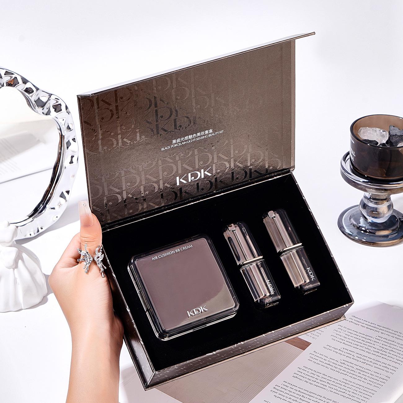 

KDK Luminous Charm Увлажняющий набор для макияжа – Легкий, Улучшает цвет лица, Насыщенный цвет. 8g + 3.8g + 3.8g / box