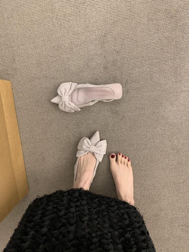 

Fairy wind suede bow bag head sandals women s shoes 2025 spring and summer new kitten heel empty pointed single shoes 41