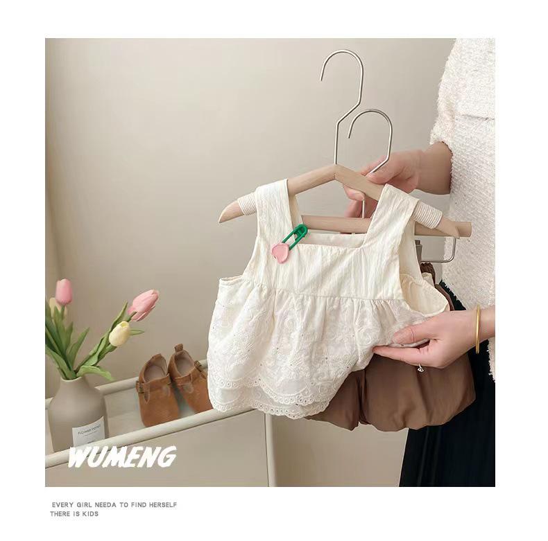 Stilvolles zweiteiliges Mädchen-Camisole- und Bloomers-Set mit Stickerei.