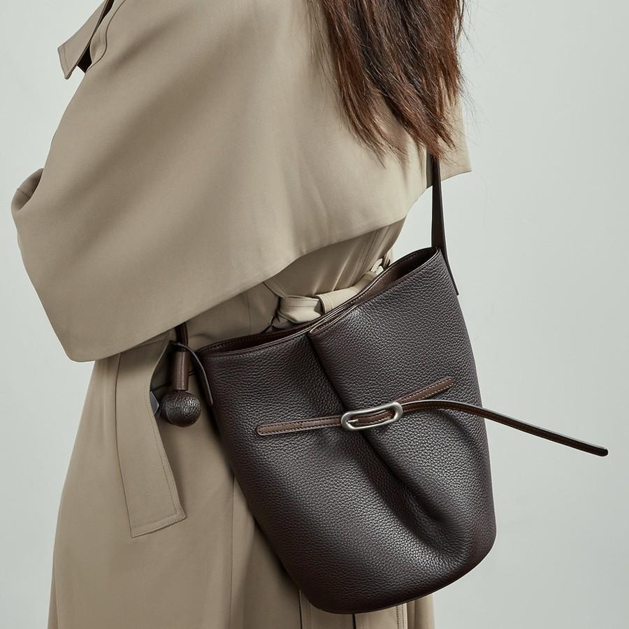 The First-Layer Cowhide Bucket Bag Has A Simple Design, Commuting Leather, Large-Capacity Versatile Single Shoulder Oblique Span Women'S Bag.