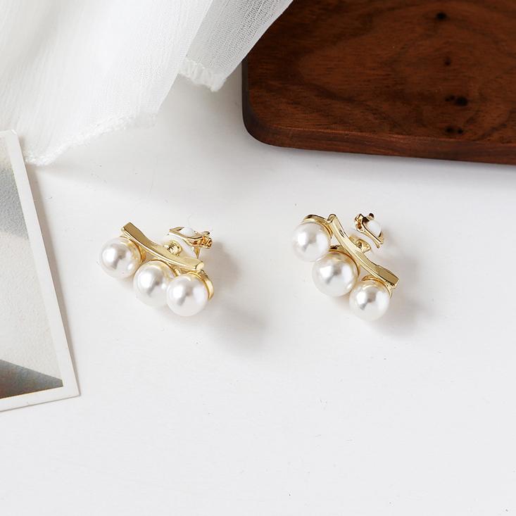 Korean Design Elegant Simulated Pearl Big Round Clip On Earrings Non Pierced Baroque Pearl Ear Clips for Women Jewelry