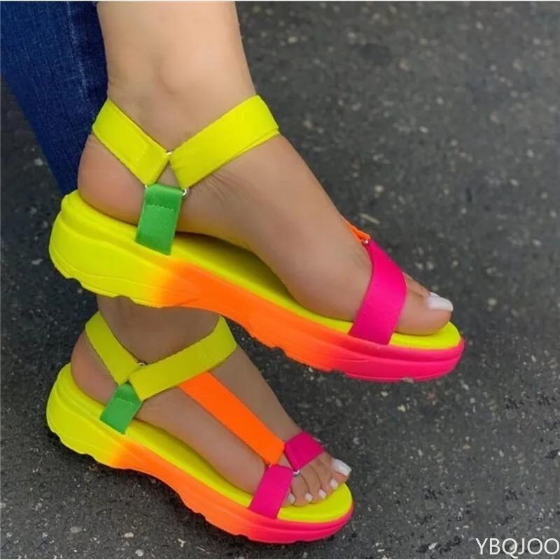 Mode 2025 Sommer Neue Sandalen Regenbogenfarbe Flache Damen Sandalen Luxus Sandalen Damen Designer Outdoor Strand Offene Zehen Schuhe