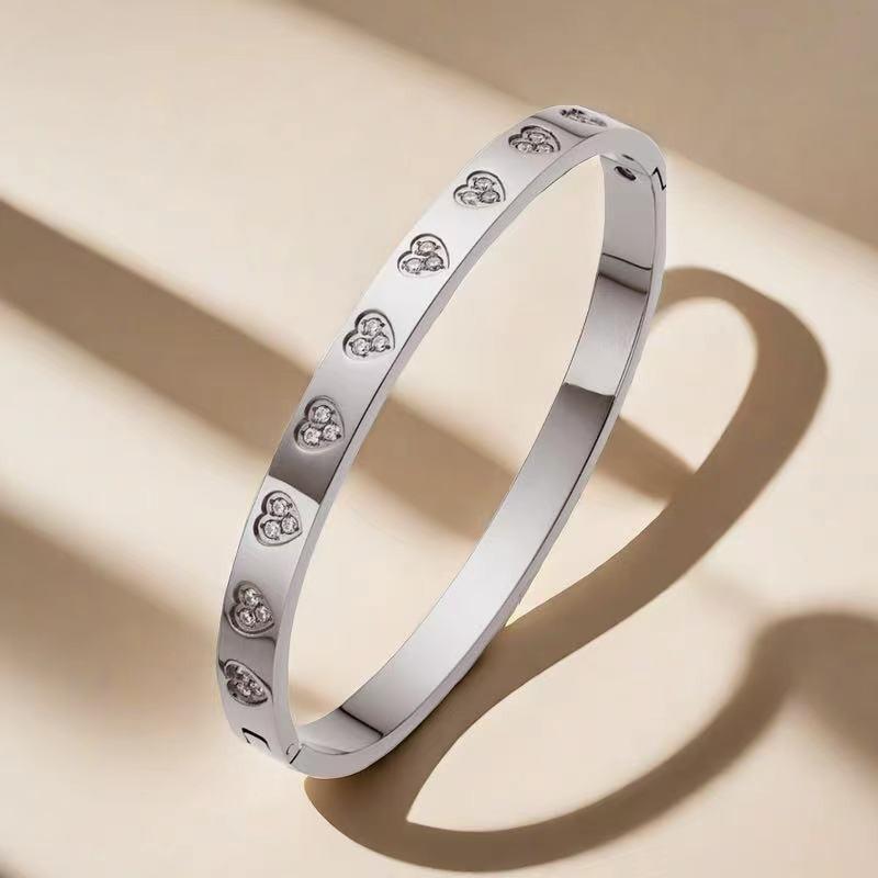 European and American High-end Light Luxury Love Buckle Bracelet for Women with Peach Heart