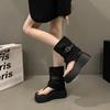 Dicksohliger kleiner Mann mit Zehenriemenschnalle coole Stiefel Sommer neue Muffin-Dicksohlen-Fischgräten-Sandalen Frauen