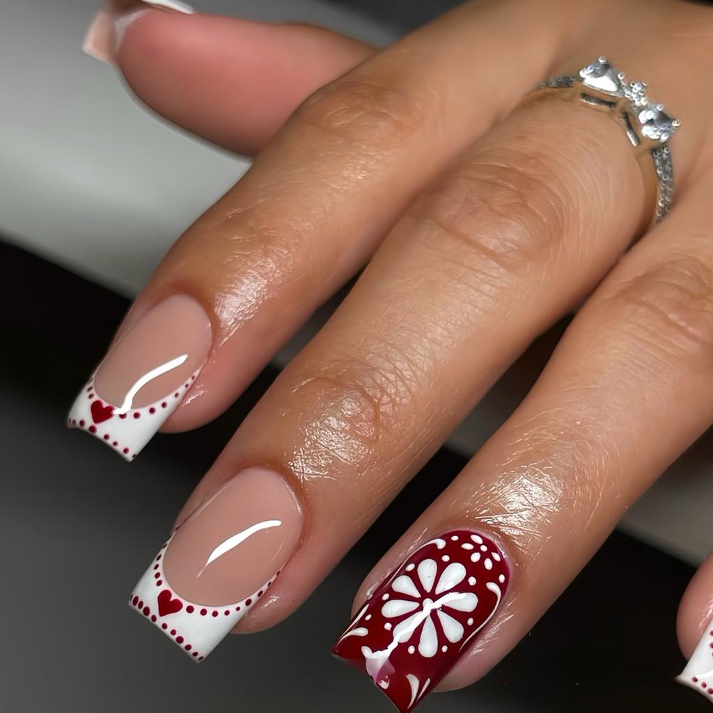24 Stück Glänzende Kurze Quadratische Aufklebenägel Einfaches Weinrotes Herzmuster Französisch Süße Valentins-Falschnägel für Frauen Festliche Nägel