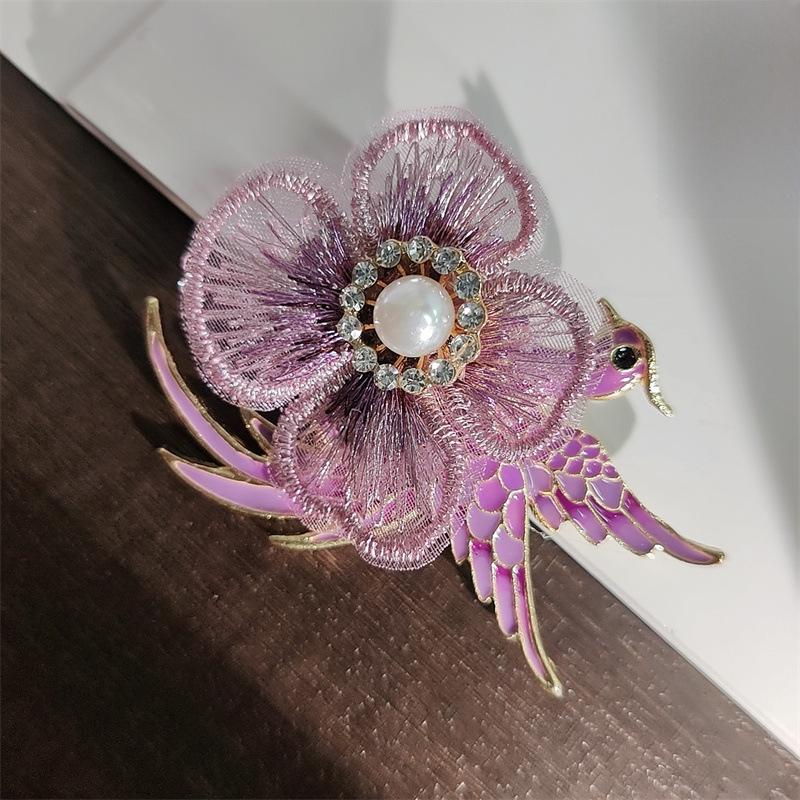 Brosche im chinesischen Stil mit Stickerei von Vögeln und Blumen, mit Perlen und Strasssteinen