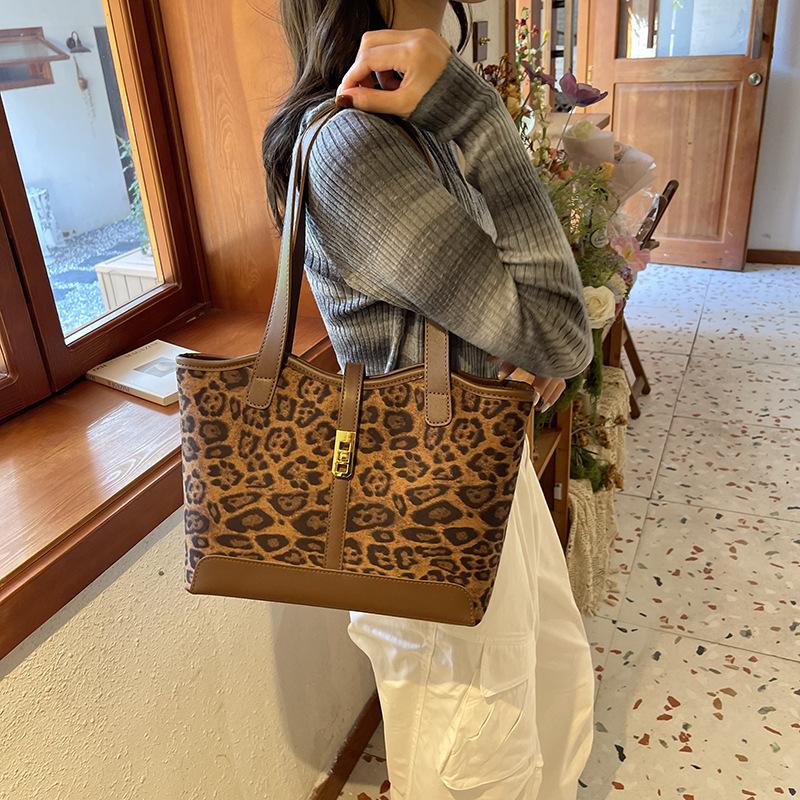 Autumn and Winter Popular Woolen Bag Women's 2025 New Fashion Leopard Print Handbag Versatile Large-capacity Bucket Bag
