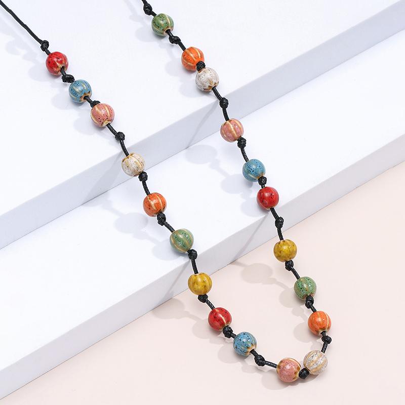 Fargerikt keramisk halskjede Boho-stil Håndlaget justerbart halskjede Enkelt vevd tau Keramisk halskjede Smykketilbehør Gaver