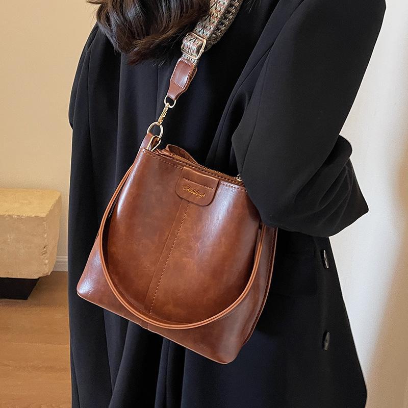 "2025 Korean Style Women's Retro One-Shoulder Large Capacity Wide-Band Crossbody Bucket Bag"