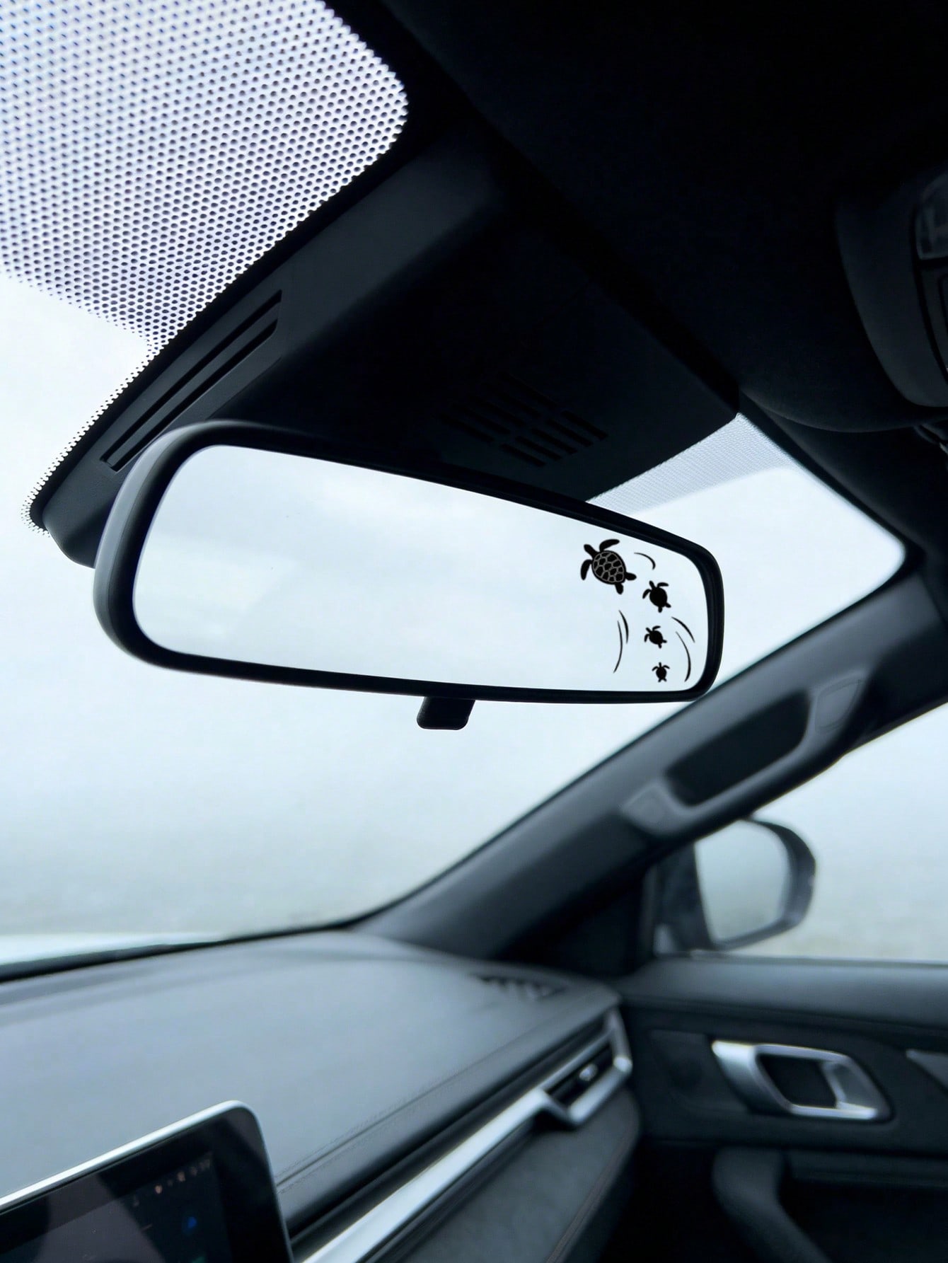 

Cute Turtle Swimming Rearview Mirror Sticker – Waterproof Vinyl Material, Fun & Unique Car Decoration чёрный
