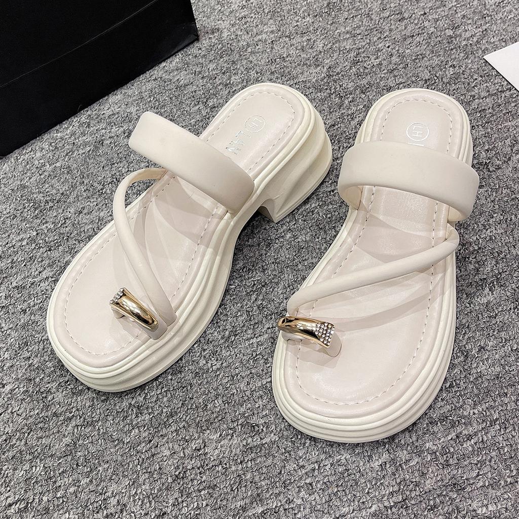 Internet-Berühmtheit Set Zehenkneifer Hausschuhe Damen tragen 2025 neu Sommer Feenstil Flip-Flops dicke Sohle Keilabsatz coole Hausschuhe