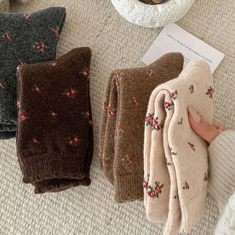 Women's Socks Winter Thicken New Retro Fashion Korean Style Warm Socks Casual Novelties Sweet Long Ladies Flower Socks Comfort