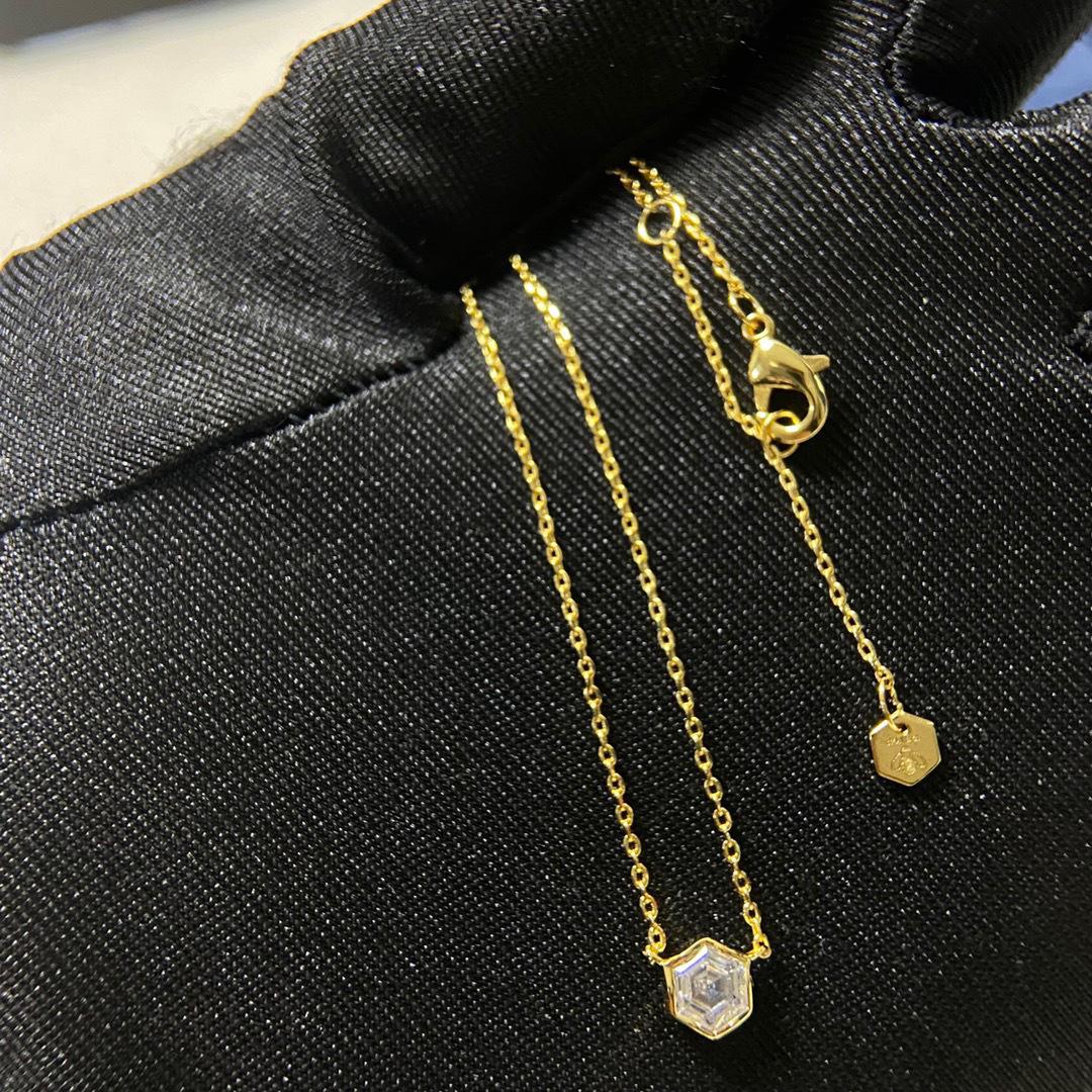 

2025 Elegant Honeycomb Diamond V Gold Necklace for Women золотий