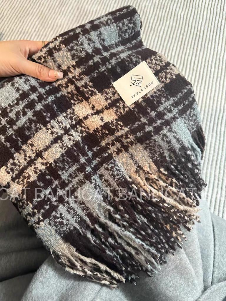 Christmas atmosphere New red plaid scarf Women's winter versatile thickened senior sense Students keep warm