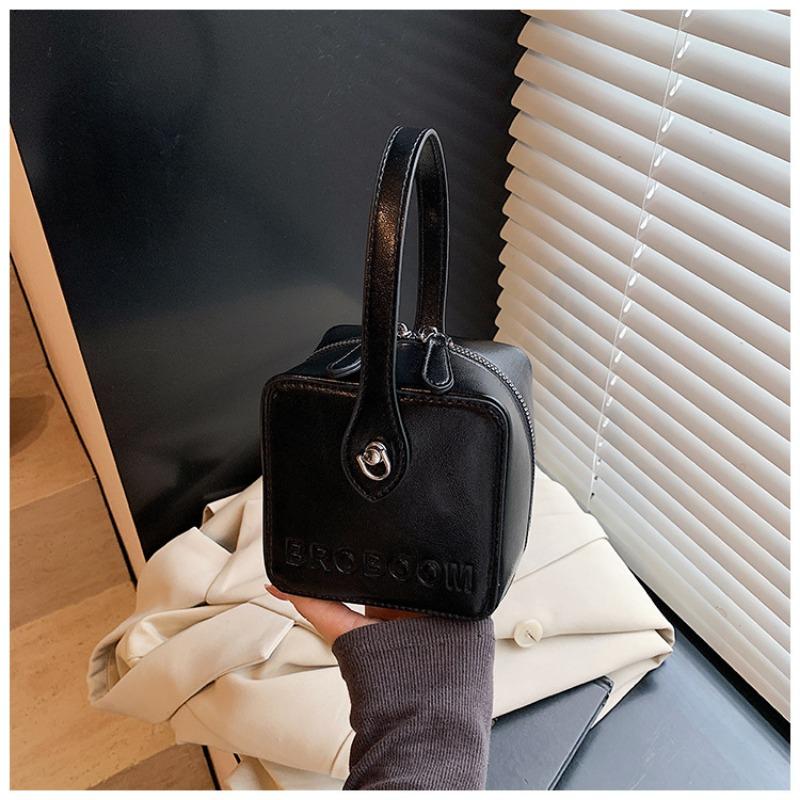 Spring Retro Niche New Square Shoulder Bag Casual Portable Underarm Bag Textured Messenger Bag