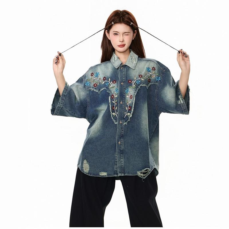 Übergroße Denim-Vintage-Stickerei-Blumenhemden und -blusen mit kurzen Ärmeln für Bluse. Lässige lockere Sommeroberteile für Damen mit Knopfleiste.