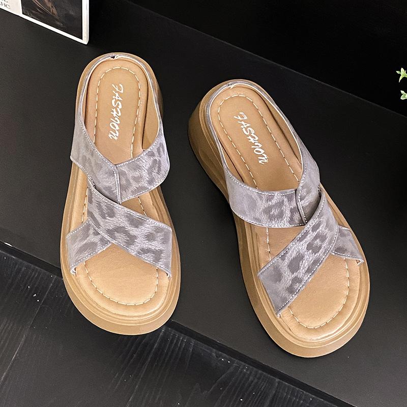 

Модные шлепанцы на толстой подошве, увеличивающие рост, на платформе, нескользящие, римские, на толстой подошве, женские, лето 2025, новая универсальная пляжная обувь 40 серый