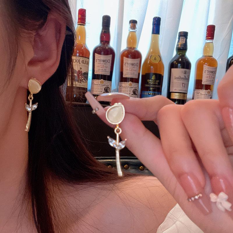 BLINGBAY New Women's Earrings Retro Women's Light Luxury High-End Niche Earrings Sweet Temperament Ear Accessories Modern Jewelry Gifts