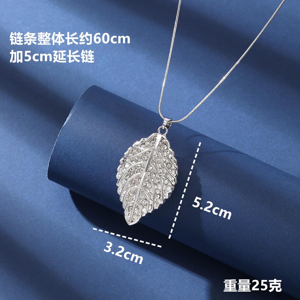Super Flash Zircon Leaf Sweater Chain Niche Design Sense Versatile Pendant High Sense Light Luxury Clothing Accessories