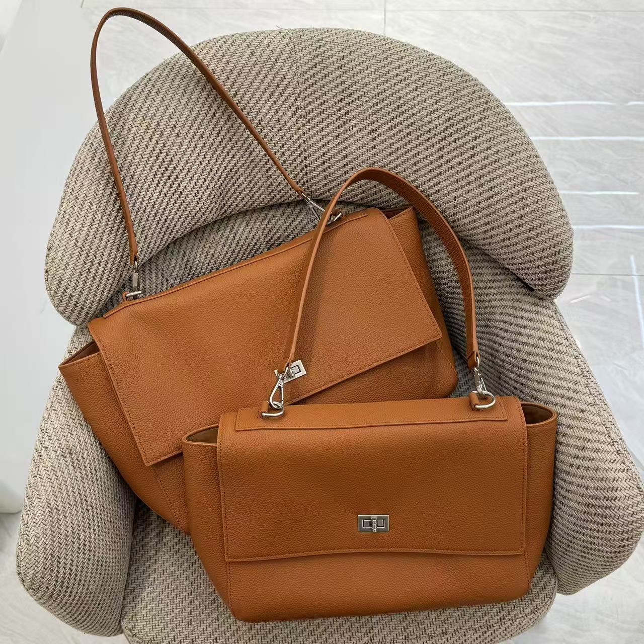 

2025 Новая простая большая вместительная сумка-тоут из мягкой кожи, женская повседневная сумка через плечо, официальная большая сумка для документов для женщин Small size 30cm