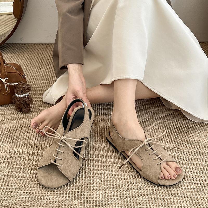 2025 Sommer neue Sandalen mit offener Zehe und Schnürung Damenmode vielseitig Retro-Riemen flache Sohle Nische coole Slipper für draußen