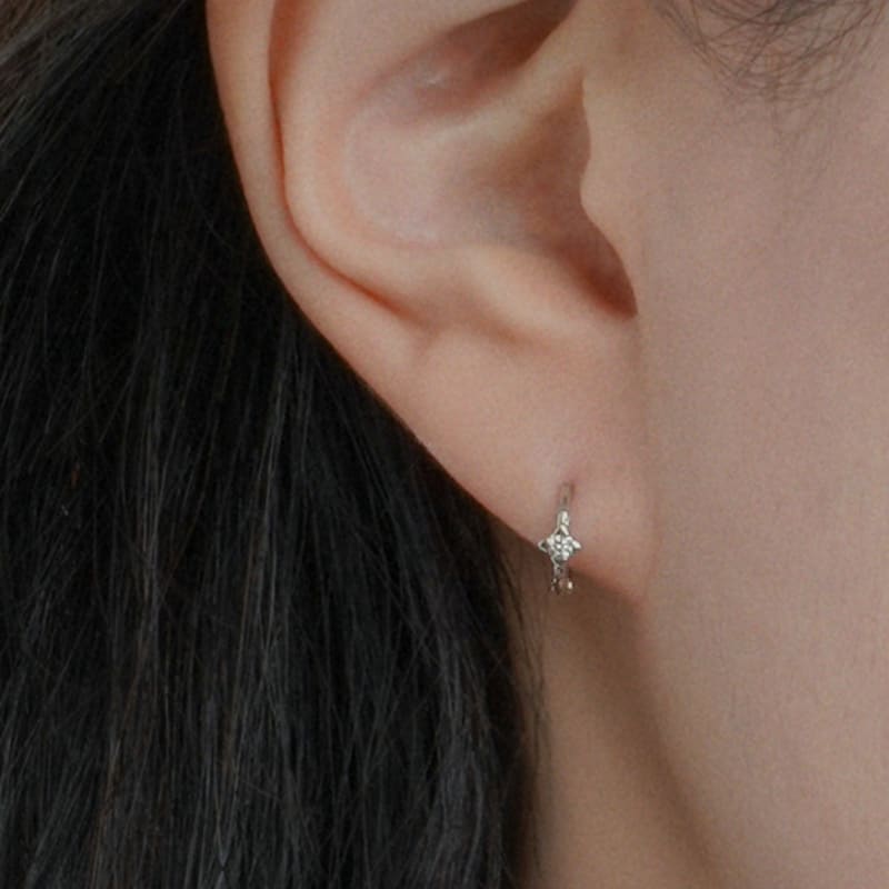 

POSTLUDE [SILVER] MINI TRI STAR CZ HOOP E CRYSTAL