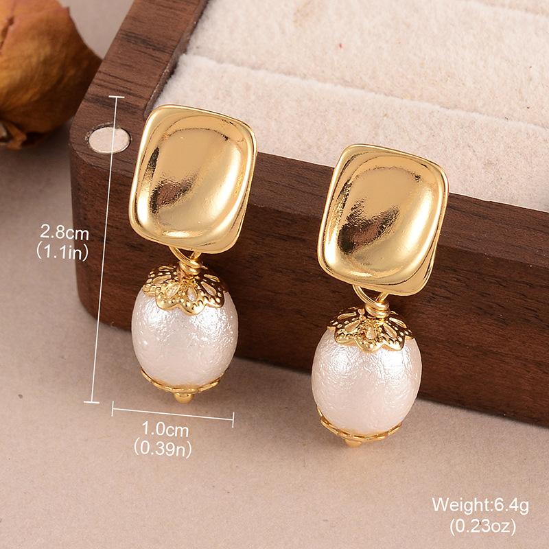 

Pearl bee fringed earrings retro court style high-end stud earrings temperament niche earrings light luxury personality