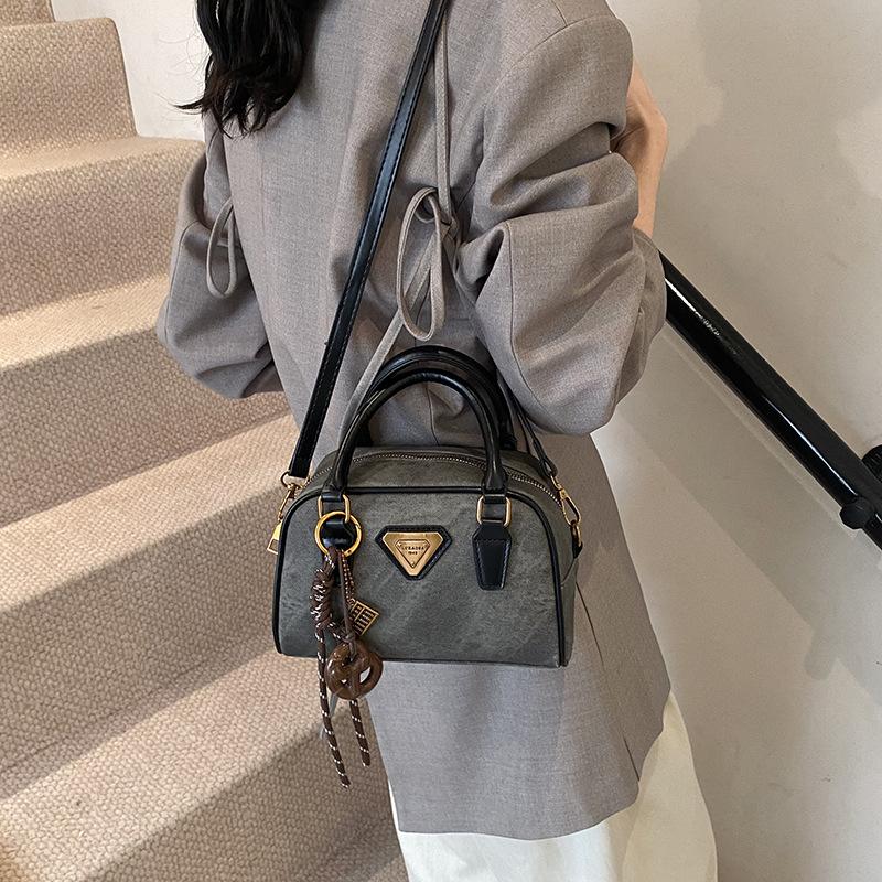 Premium Sense Retro Small Bag Women 2025 New Popular Versatile Messenger Bag Super Fire Portable Bowling Bag