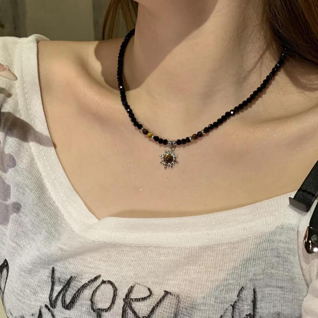 Women's Leather Tiger Eye Layered Necklace - Retro Double-Layer Choker Accessory with High-End Luxury Clavicle Chain.