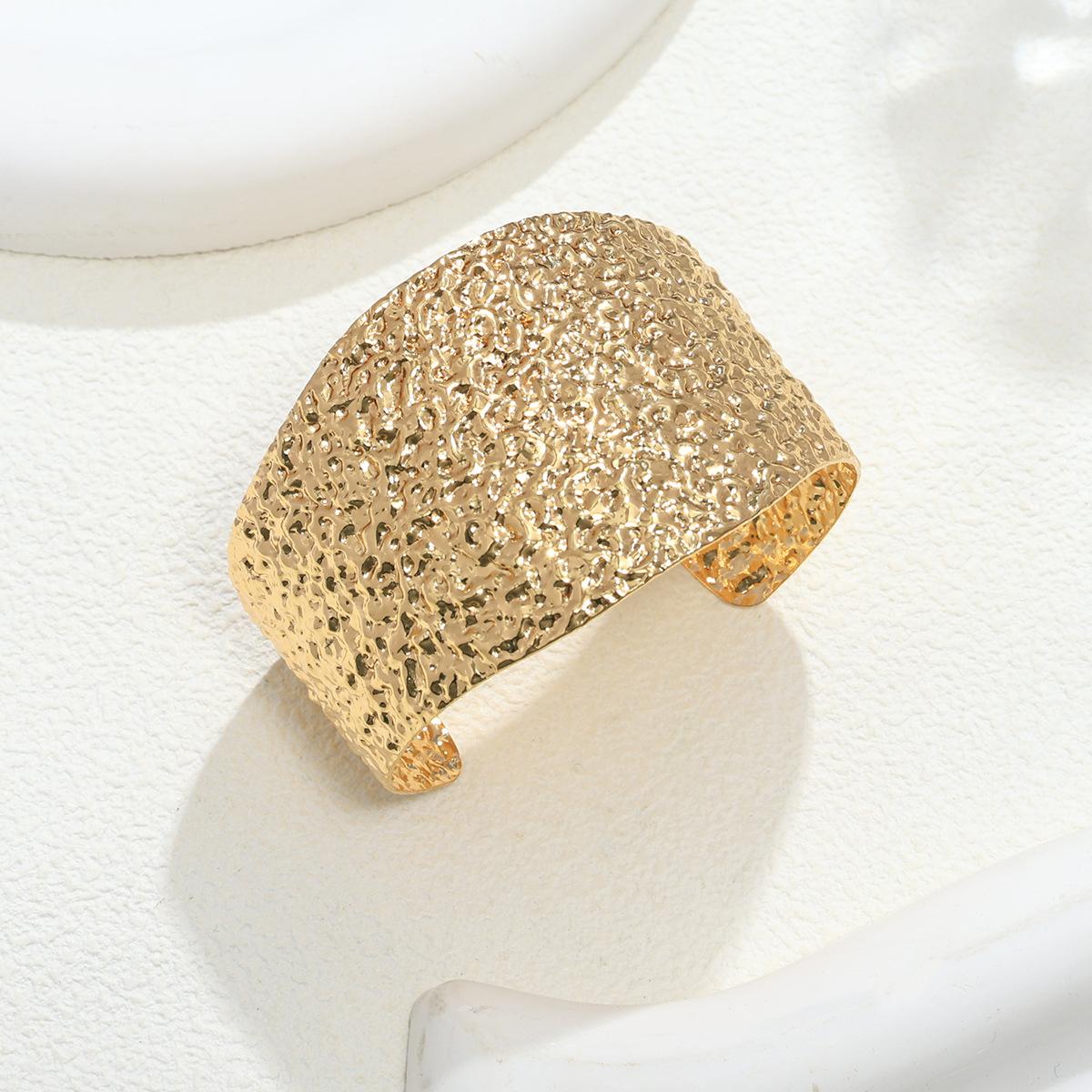 Необычный золотой металлический браслет подходит для отпуска