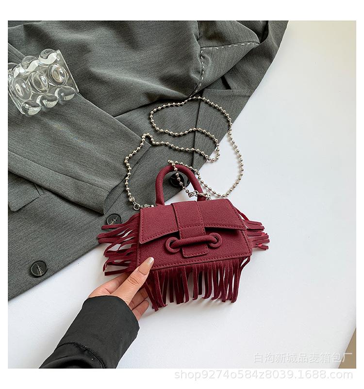 

Retro fashion handbag women s new 2025 autumn matte explosion small square bag niche texture shoulder messenger bag червоний