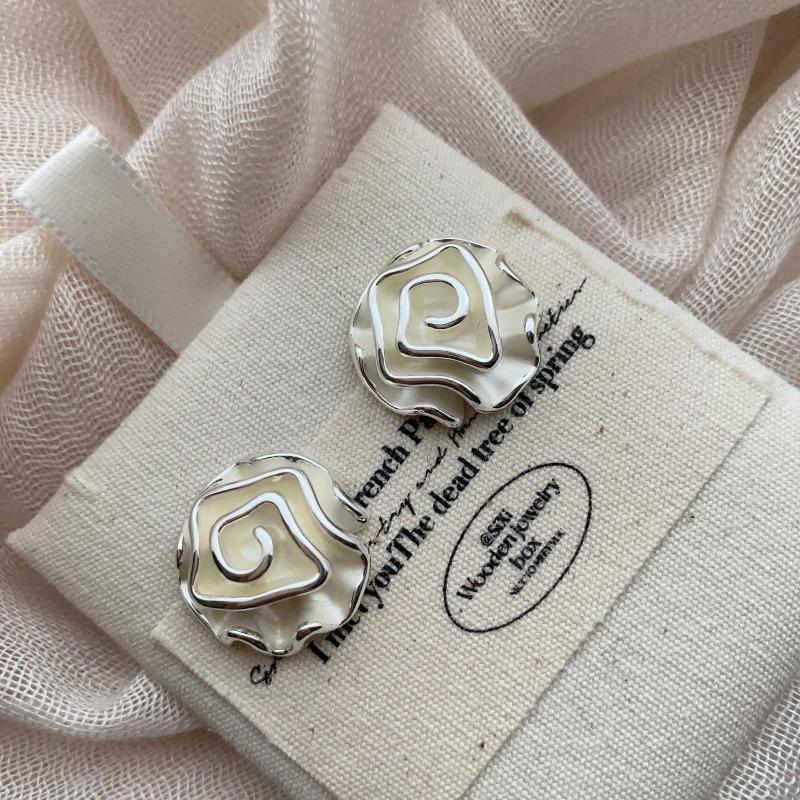 Niche Design Exquisite Three-Dimensional Flower Earrings, High-End Sense Niche Rose Stud Earrings, Fashionable Commuting Niche
