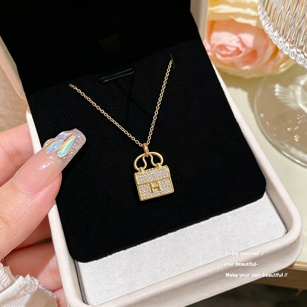 Luxe Diamant 'H' Tas Ketting: Stijlvolle en Elegante Sleutelbeenketting