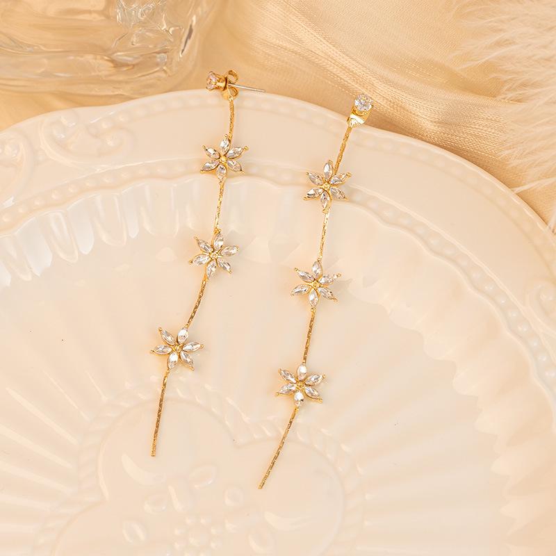 

Diamond-Studded Flower Tassel Silver Earrings: Sweet, High-End Fashion