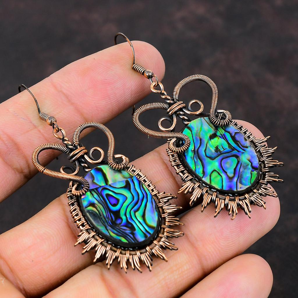 Brinco de pedra preciosa de concha de abalone Brincos de fio de cobre envoltos em concha de abalone feitos à mão Joia de presente para ela Brinco pendurado Joia de cobre delicada
