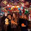 Una ruota panoramica di Carnevale e uno sfondo in poliestere con clown una terrificante scena circense perfetta per le feste di Halloween