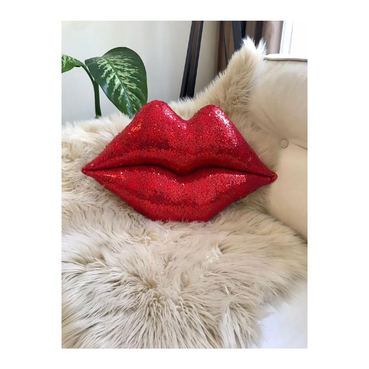 

Красная подушечка для губ с блестками 30 x 45 красный