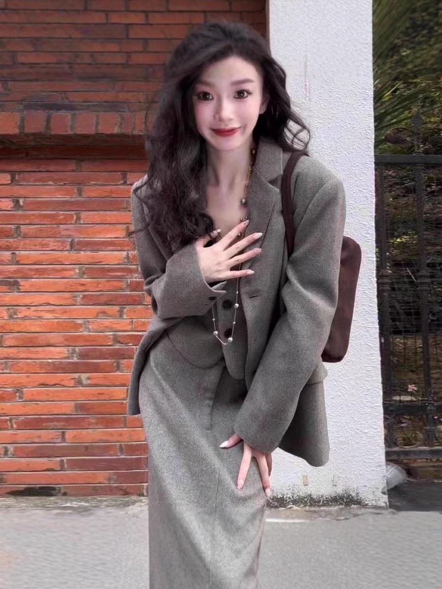 

Elegant Skirt Suit: Women s Chic Gray Three-Piece Early Autumn Work Outfit XL