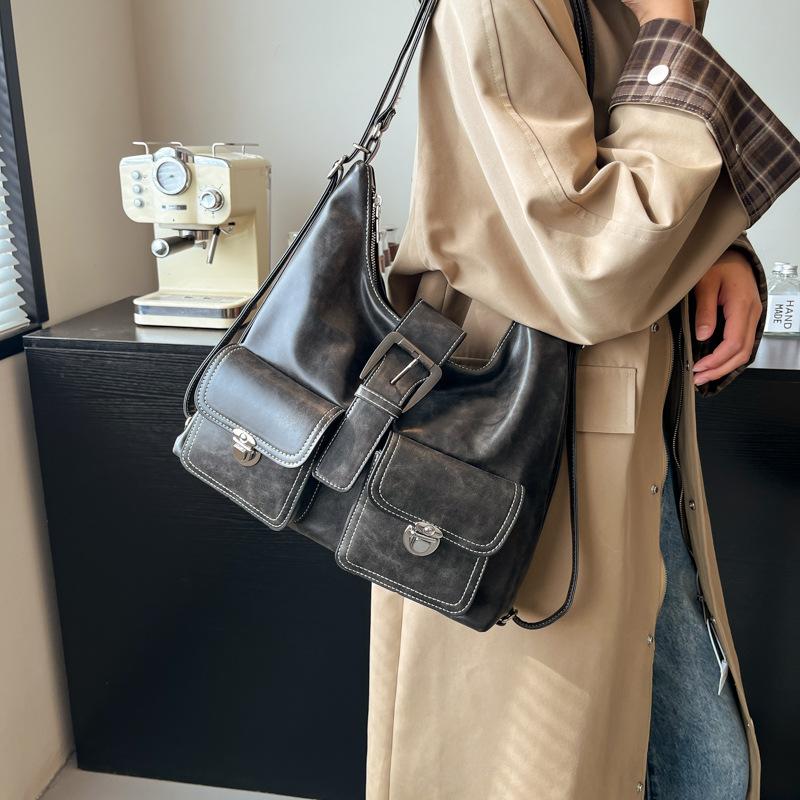 

Fashion trend texture large capacity messenger bag women s 2025 new simple tooling locomotive wind shoulder bag 33*10*26 чорний