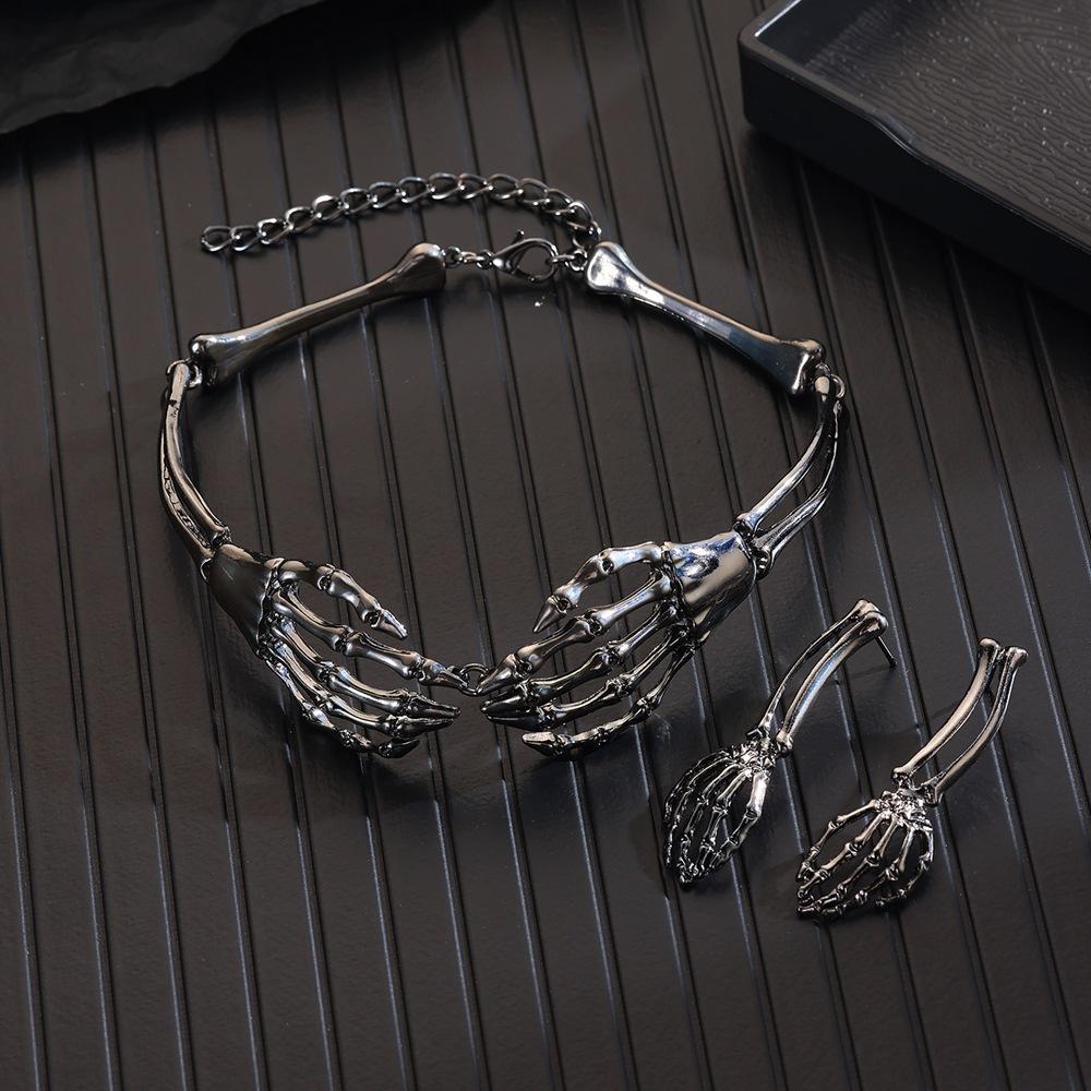 

Halloween Jewelry 2024 Women s Gothic Punk Metal Retro Ghost Hand Neck Chain Necklace And Earring Set чёрный