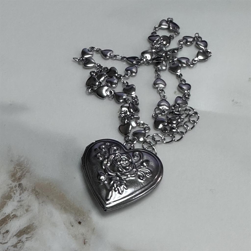 Heart Locket Necklace Intricate Carvings Pendant Necklace Vintage Heart Photo Box Necklace for Fashionable Women Girls