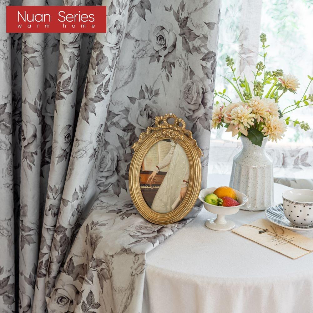 1 Stück Nuan Serie Modischer Französischer Retro-Stil Grau Rosa Bedruckte Vorhänge Vollverdunkelungsvorhänge für Schlafzimmer Wohnzimmer Balkonfenster zur Heimdekoration