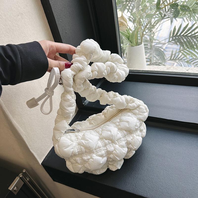 

2024 лето новая корейская версия нишевый дизайн облако плиссированная сумка подмышкой модная и повседневная простая сумка через плечо белый