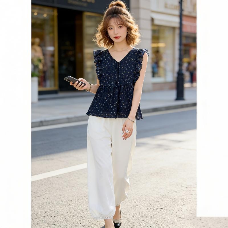 

Chic Floral Sleeveless Top with White Loose Pants Suit for Plus-Size Women, Ideal for Spring and Summer 2XL