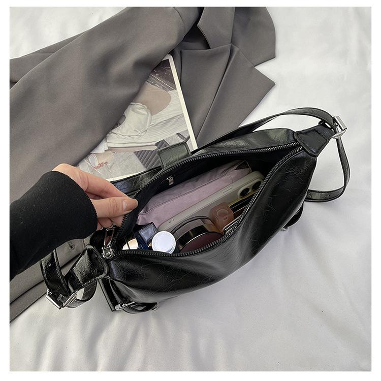 Dámská jednobarevná magnetická spona bagetová crossbody taška volnočasová PU šikmá ramenní taška s nastavitelným popruhem