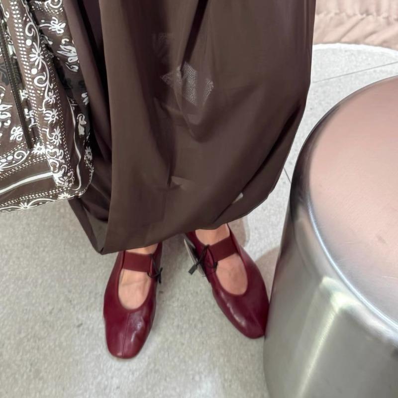 Fashion 2025 New Women Flats British Style Flat Slip-On Women Shoes Spring Versatile Round Toe Sneakers Women Fashionable Retro Loafers