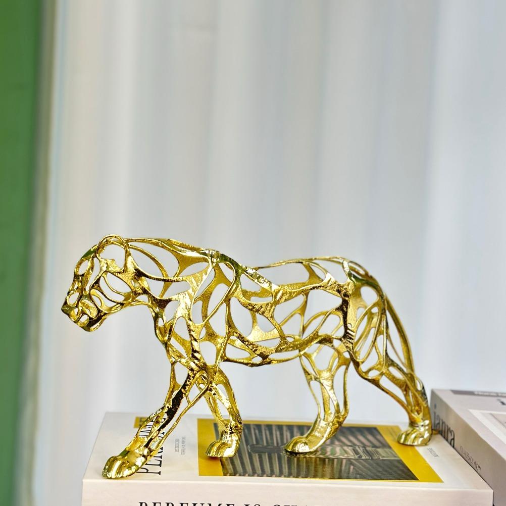 Nordic Creativity Metal Leopard Sculpture TV Cabinet Entrance Decoration Living Room Desktop Sculpture Home Decoration
