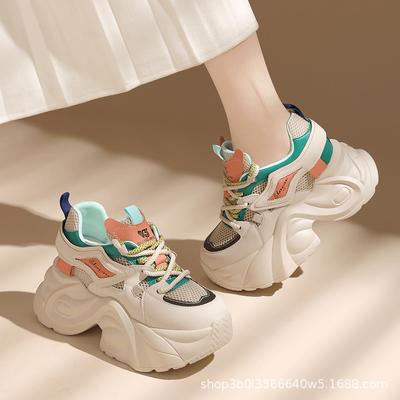 Zapatillas deportivas casuales de verano 2025 para mujer, con suela gruesa y tacón, transpirables, ligeras y de malla, ideales para la industria.
