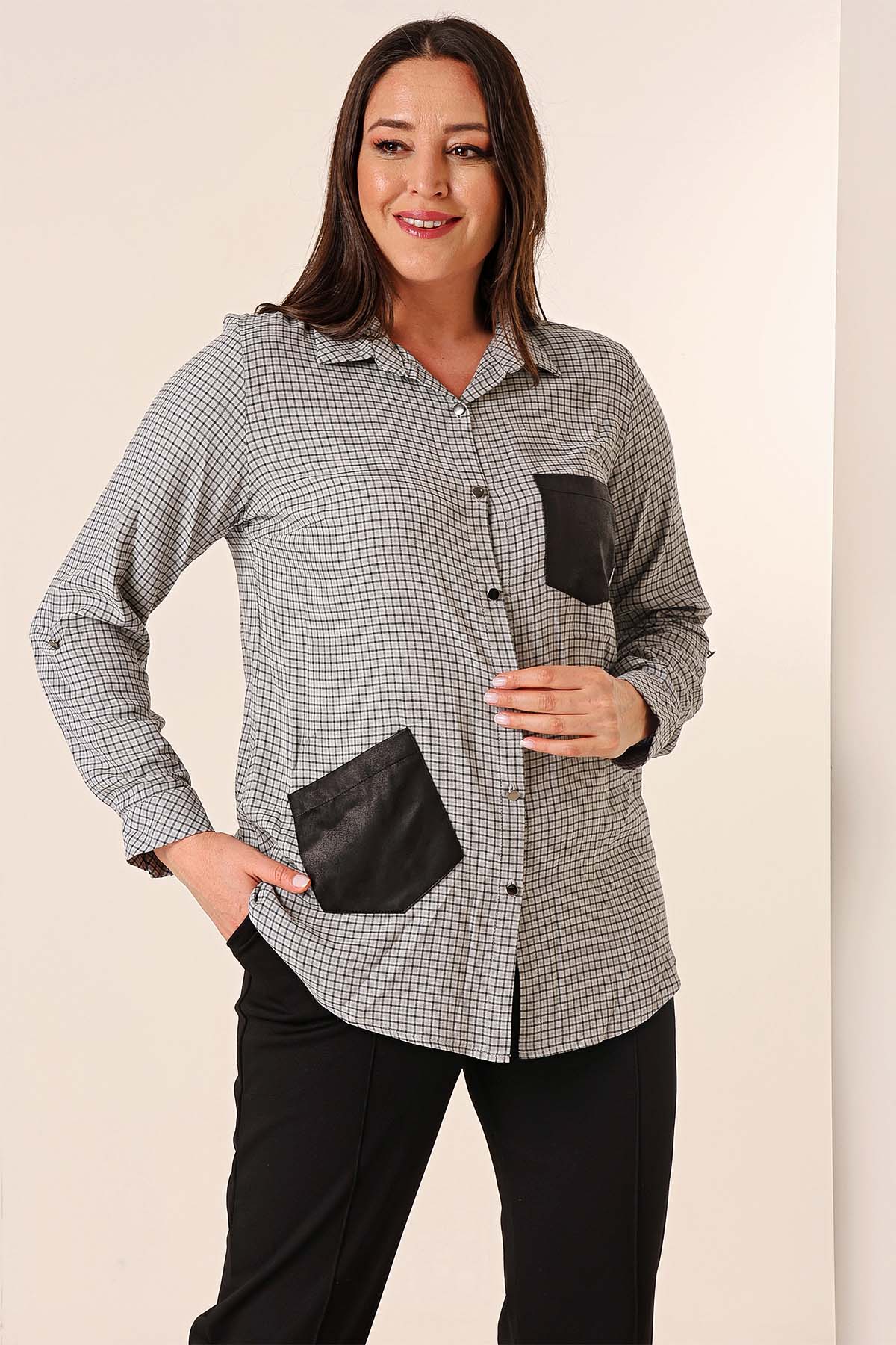 

Кожаная рубашка больших размеров с металлическими пуговицами и мини-клеткой с двойным карманом и рукавом три четверти